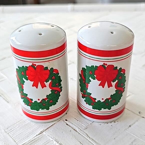 Amscan Christmas Holiday Wreath Salt & Pepper Shakers 3"T x 2" W (NIOB) - Picture 5 of 8